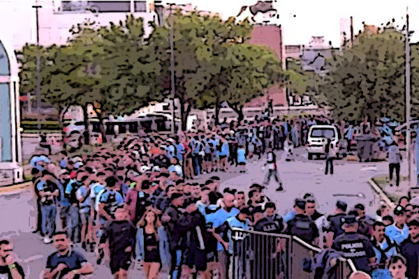 La hinchada de Estudiantes cubrió la avenida España con una marea celeste